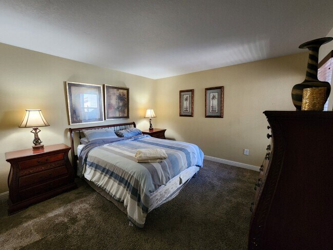 Building Photo - Gated 2 Bedroom Condo - Furnished