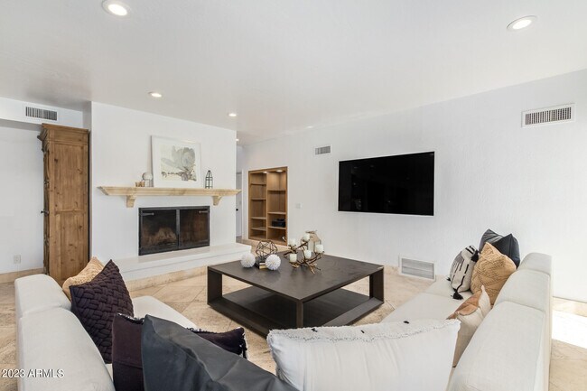 Building Photo - 4450 E Camelback Rd