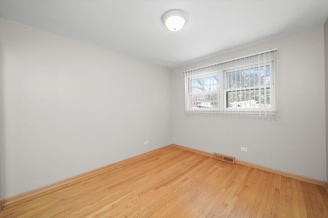 Building Photo - 400 Locust Rd