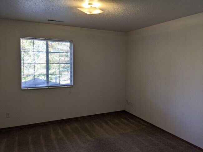 Building Photo - Quiet Neighborhood in Tiffin - 2 Bedroom 1 Bath Condo