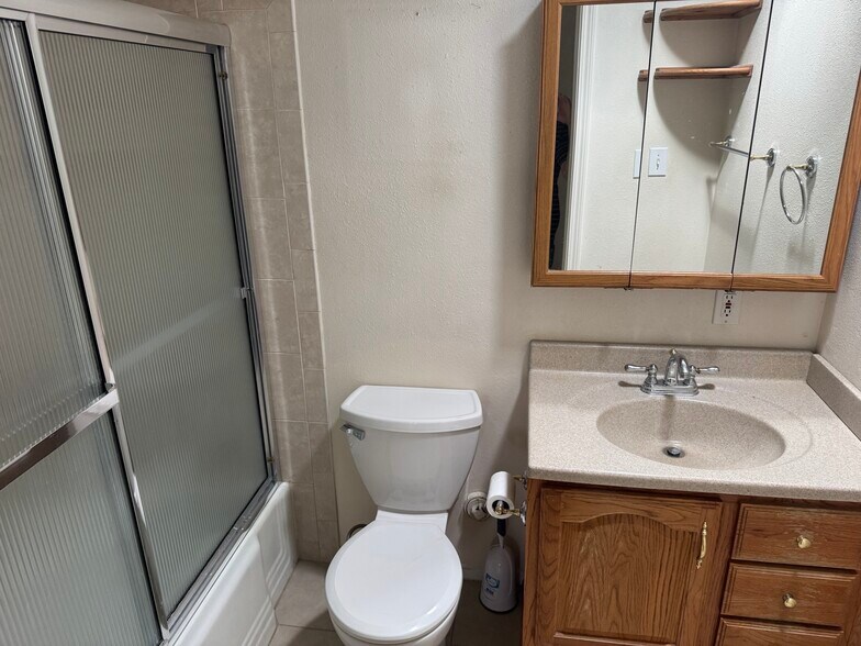 Main Bath - 604 E Creston St