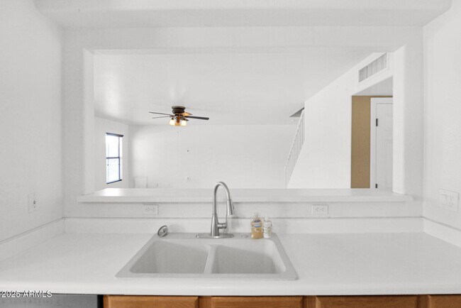 Building Photo - 10616 E Balmoral Ave