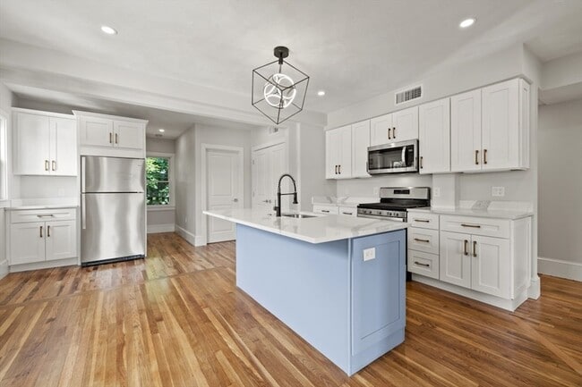Building Photo - 580 Ashmont St
