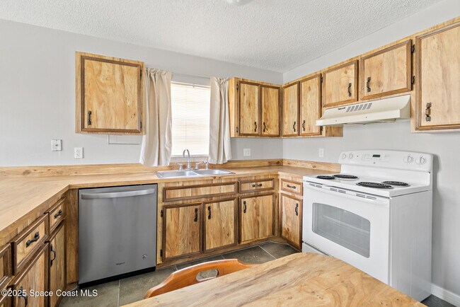 Building Photo - 1712 Stewart Pl