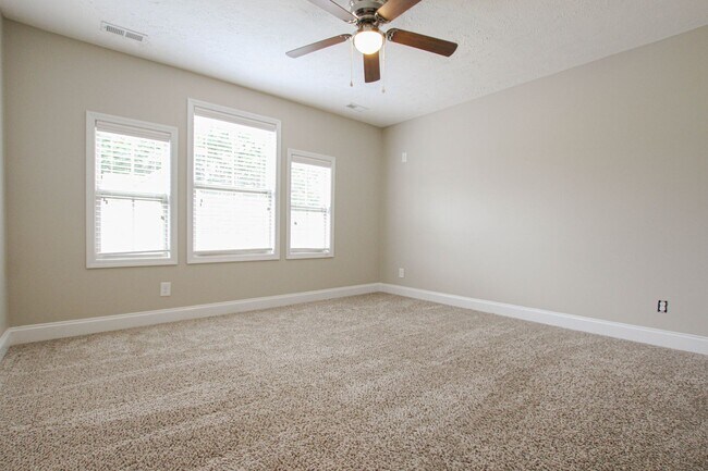 Building Photo - Pet Friendly Four Bedroom!