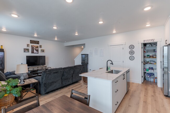 Building Photo - 471 N 300 W