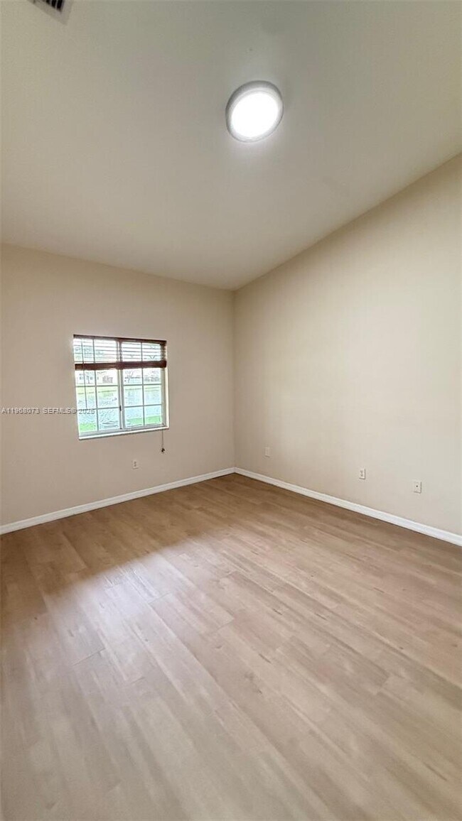 Building Photo - 3323 NE 11th Dr