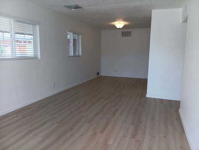 Building Photo - Cozy 4-bedroom, 2-bathroom home! Showings ...