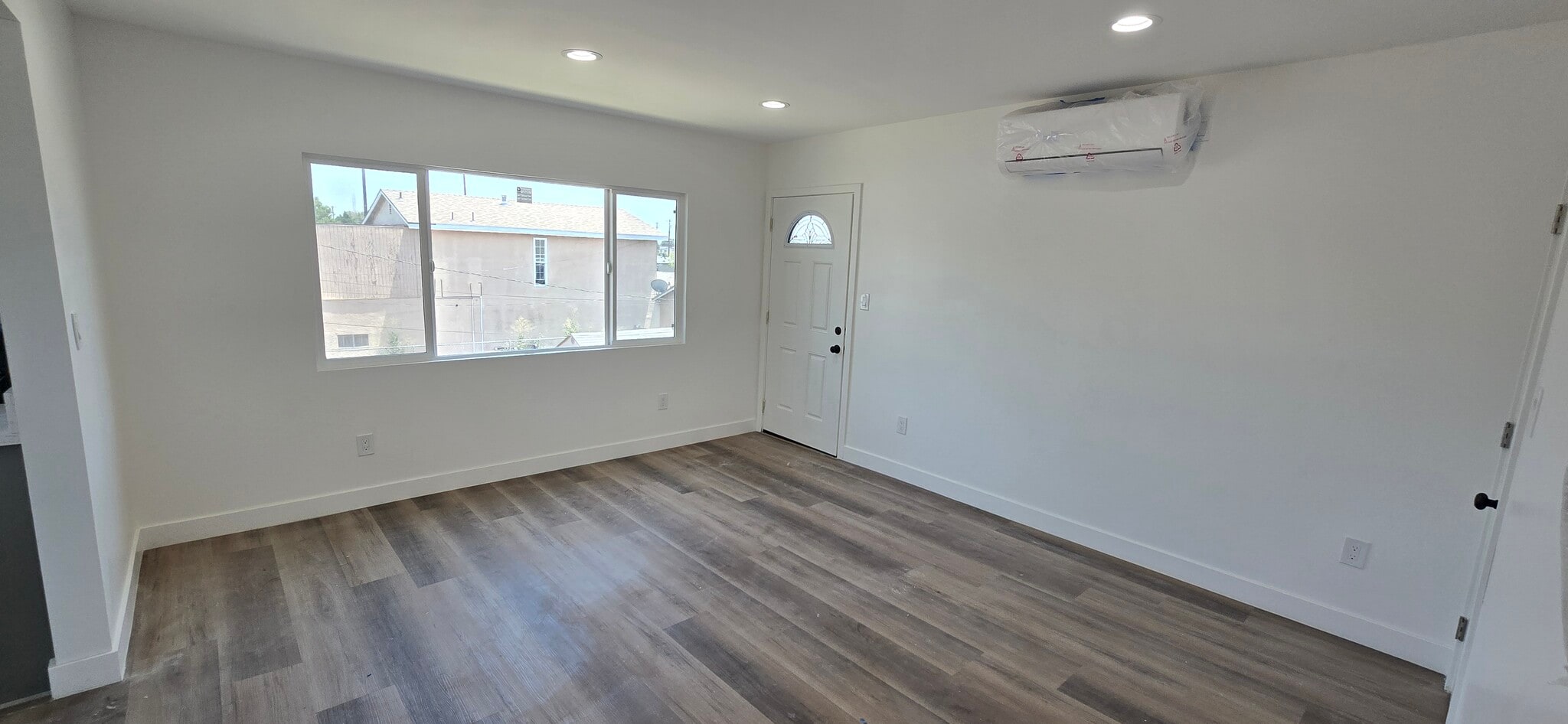 Building Photo - 833 E 92nd St