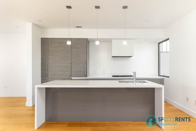 Building Photo - Marina: Remodeled Light-Filled Top-Floor Marina Condo with Private Roof Deck