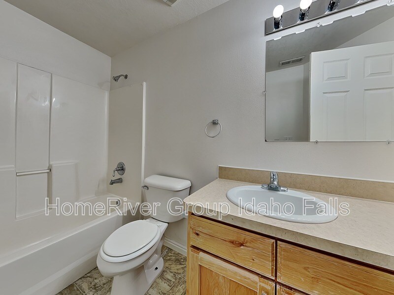 Building Photo - 3693 Deloy Dr