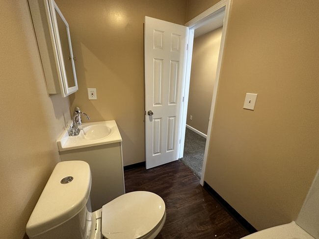 Second Floor Bathroom 1-1 - 697 Allyn St