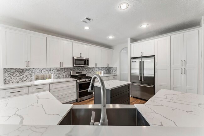 Building Photo - 2 Granite Path Pl