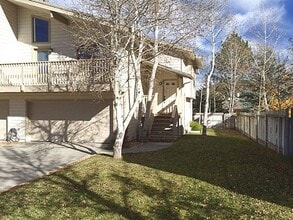 Building Photo - Great location on Cul-de-Sac
