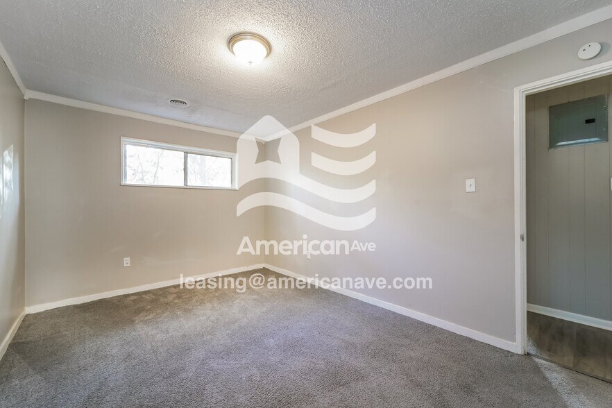 Building Photo - 2975 Lakewood Dr