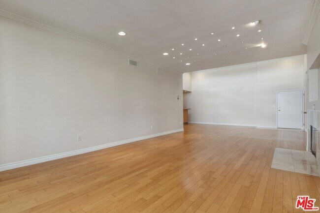 Building Photo - 4443 Ventura Canyon Ave