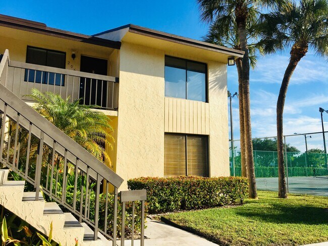 Building Photo - 6649 Somerset Dr