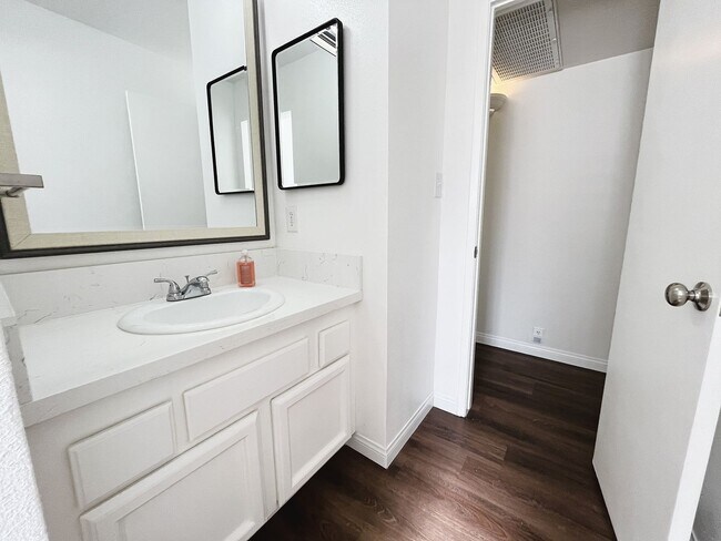 Building Photo - Turnkey 3-Bedroom Home with Modern Upgrade...