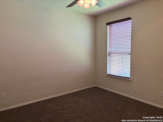 Building Photo - Welcome to this spacious 4 bedroom, 2 bathroom home located in Selma, TX.