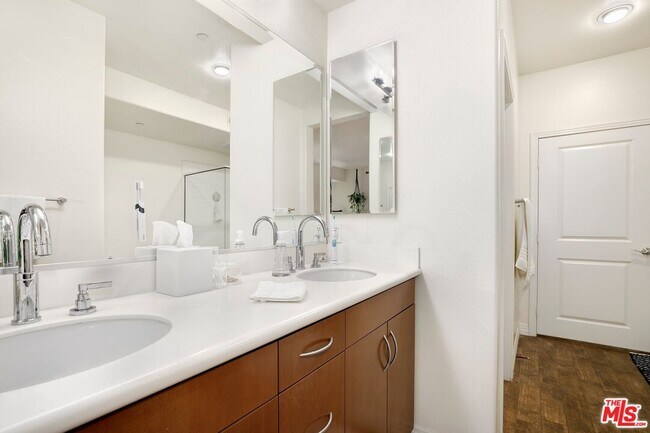 Building Photo - 7100 Playa Vista Dr