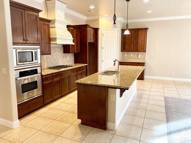 Building Photo - Beautiful 3-Bed, 2-Bath Near Sanger West High School