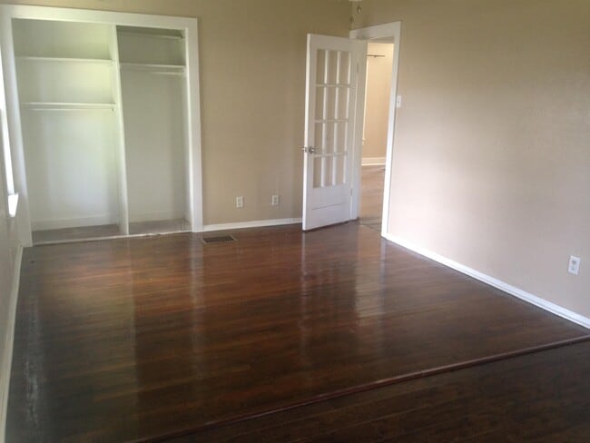 Building Photo - 1104 N LBJ Dr