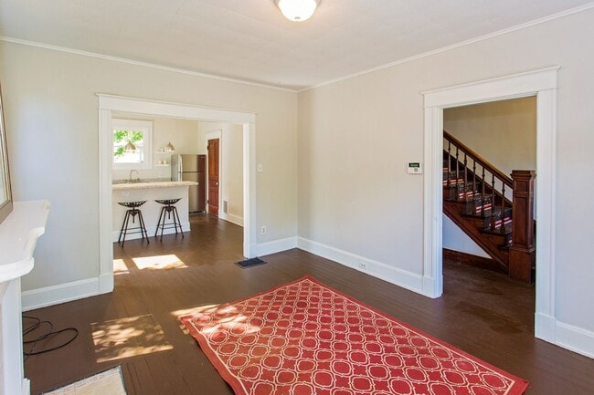 Building Photo - BOND HILL-  3 STORY 3 BEDRM 2 FULL BATH OPEN FLOOR PLAN w GARAGE
