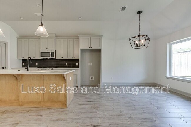 Building Photo - 6133 Frankie Lynn Ln