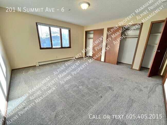 Building Photo - 201 N Summit Ave