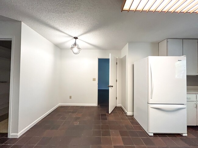 Building Photo - Spacious Contemporary Home in a Private Wo...