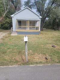 Building Photo - Newly listed 2 Bedroom single family home ...