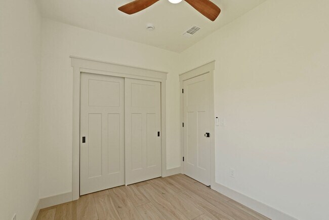 Building Photo - Beautifully updated 2/1 in North Oak Park! Located Close to UC Davis Med Center + MgGeorge Law Sc...