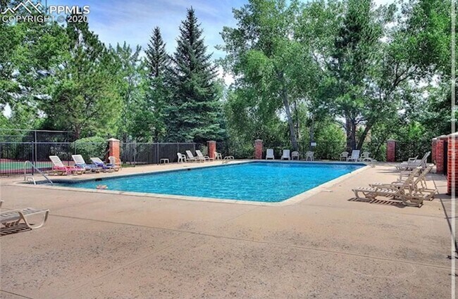 Building Photo - Three Bedroom Townhome with Pool