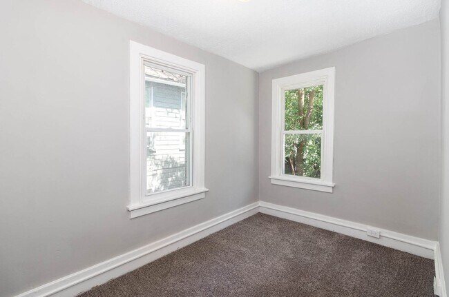 Building Photo - 3 Bedroom 2 Bathroom Home