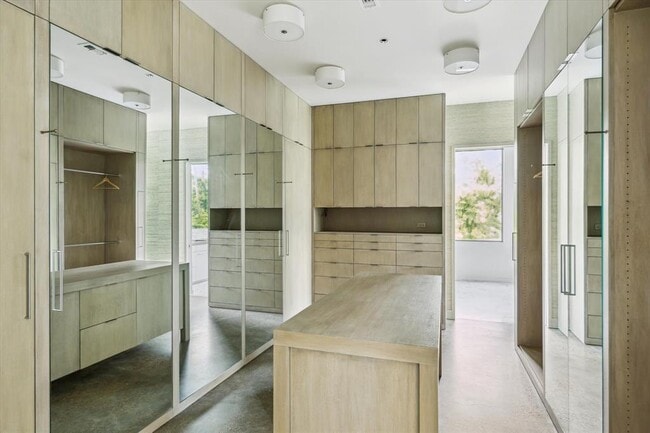 Building Photo - 9 Pinehill Ln