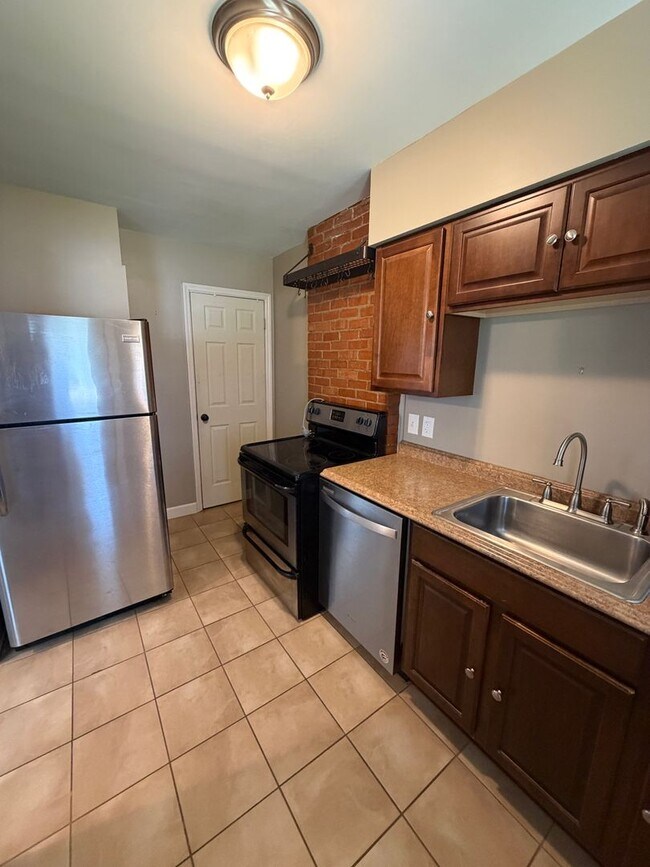 Building Photo - 713 S Broadleigh Rd