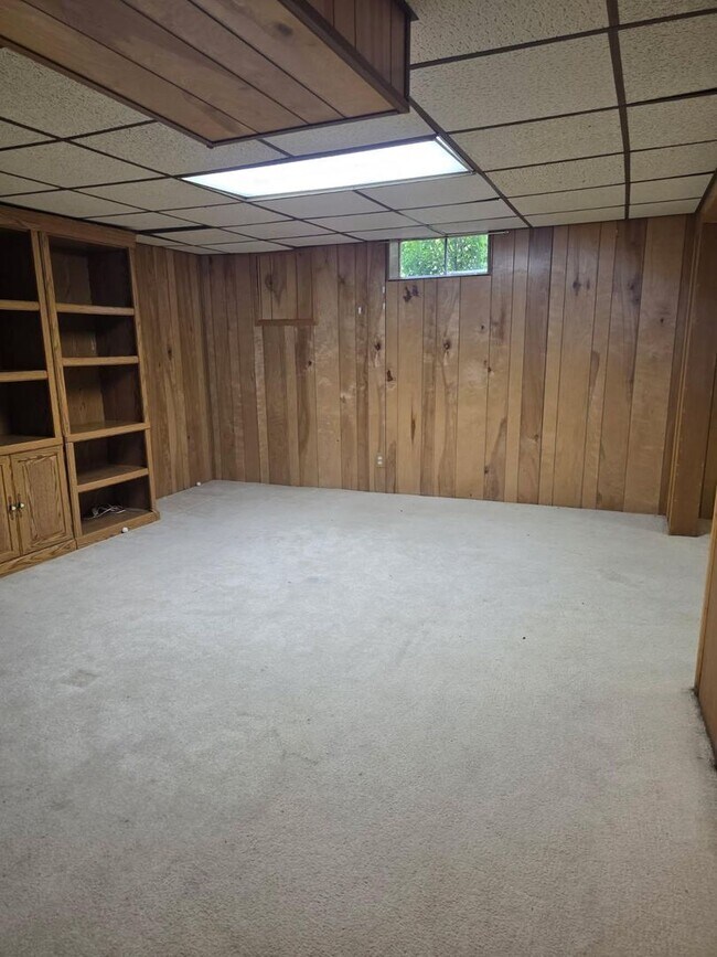 Building Photo - 812 Leeds Ln