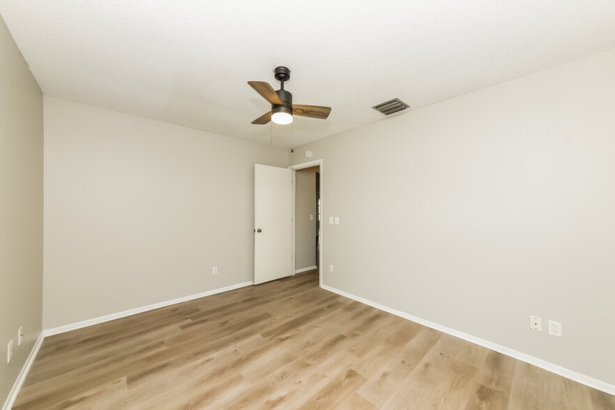 Building Photo - 4725 Country Oaks Blvd