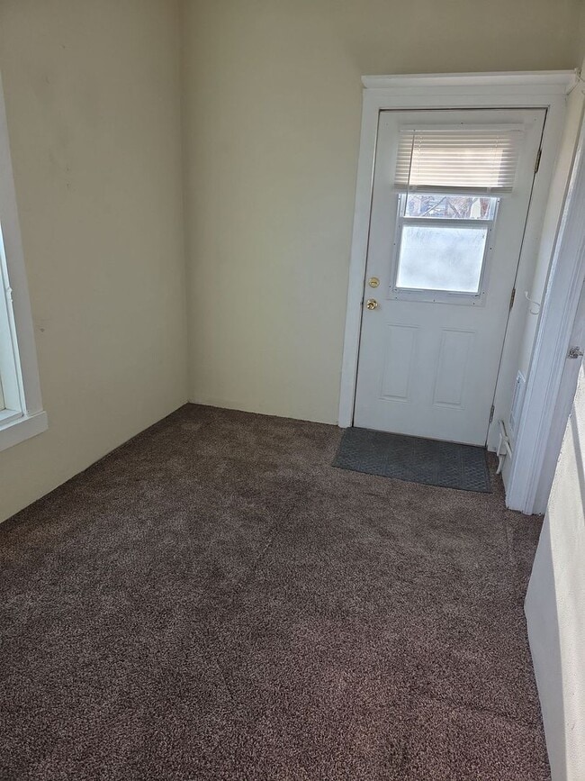 Building Photo - 206 Ketchum St E