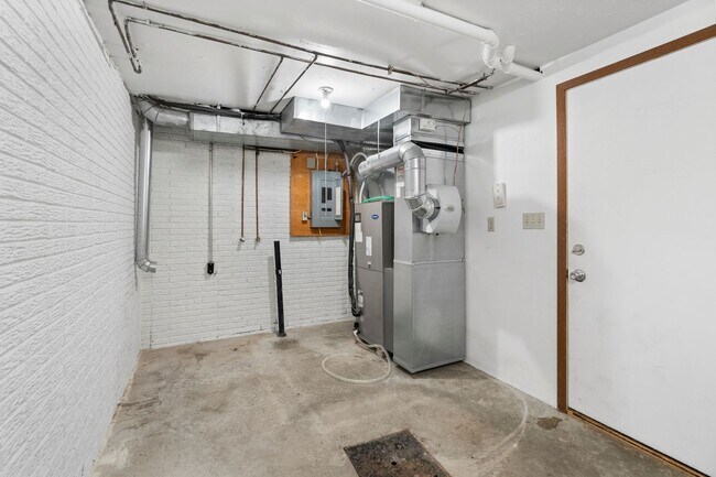 Building Photo - 2bd 1.5 ba spacious condo for rent!