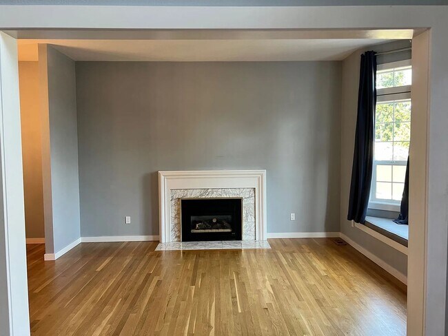Building Photo - STUNNING CUSTOM HOME! IN STEILACOOM- MINUT...
