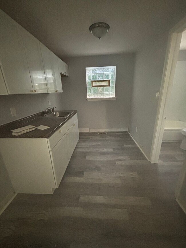 Building Photo - No security Deposit - Studio Apt near Shak...