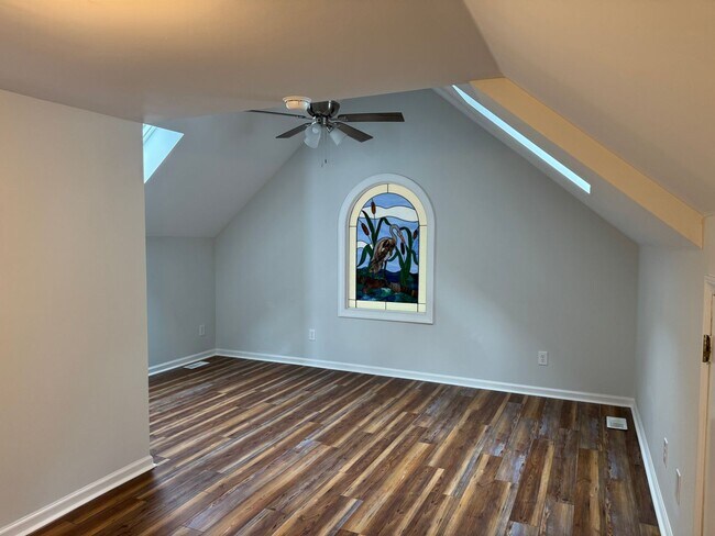 Building Photo - Four Bedroom Lake House in Denver