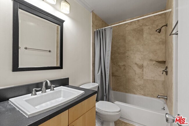 Building Photo - 1033 6th St