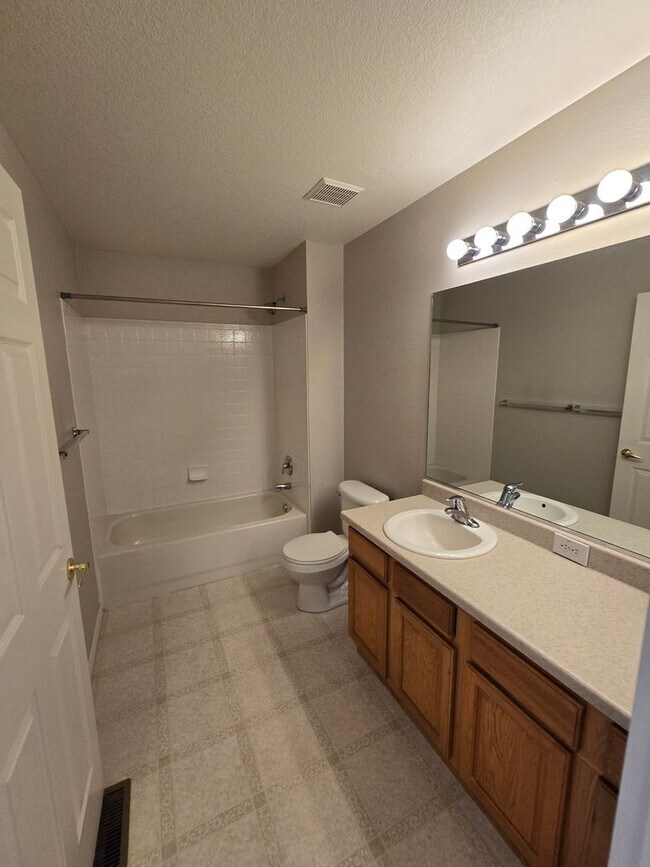 Building Photo - Large 4 bed with study and loft  in Vista Pointe