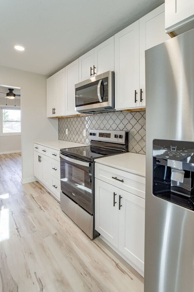 Building Photo - UPDATED 2 Bedroom Duplex With Garage!!