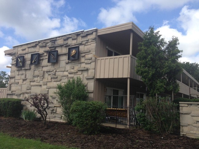 Building Photo - 2225 N Reynolds Rd