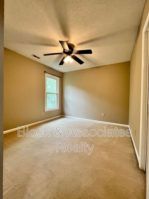 Building Photo - 1613 Round Hill Cir