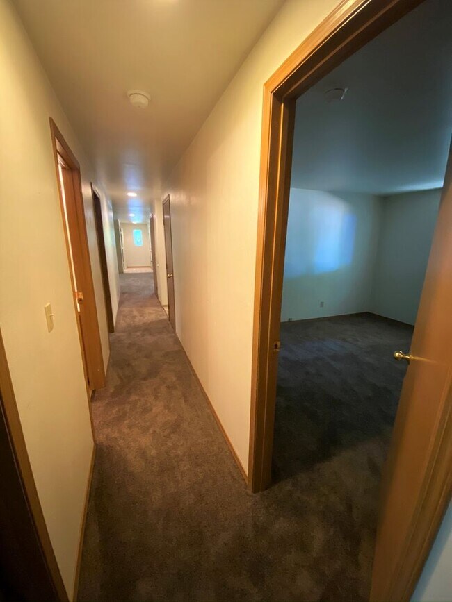 Building Photo - 3 Bed, 2 Bath 1 block from CWU