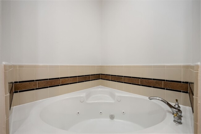 Building Photo - 2827 Briarhurst Park